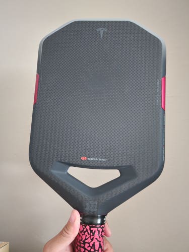 Black Selkirk Tesla Pickleball Paddle (Used like new))