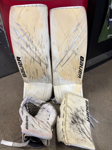 34+" Medium Senior Bauer Hyperlite Goalie Full Set Regular (Used)