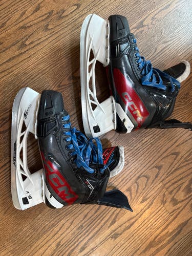 Black 2023 CCM JetSpeed FT680 Senior Hockey Skates – Size 9, Regular (w/ Bauer Aetrex Insoles) Used