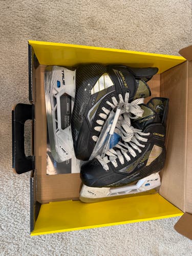 True Catalyst 9 Hockey Skates Regular Width Size 3.5 (Used)