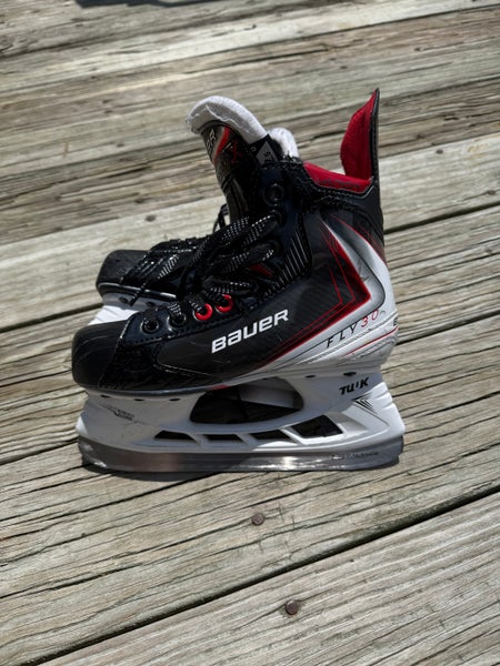 2025 Bauer FlyLite 30 Hockey Skates Regular Width Size 2.5 (Used)