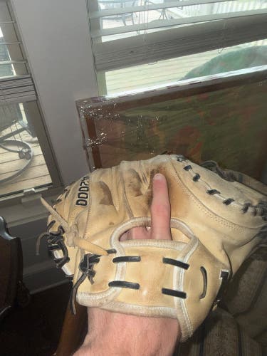 2024 Wilson A2000 RH Catcher's Baseball Glove 33" (Used)