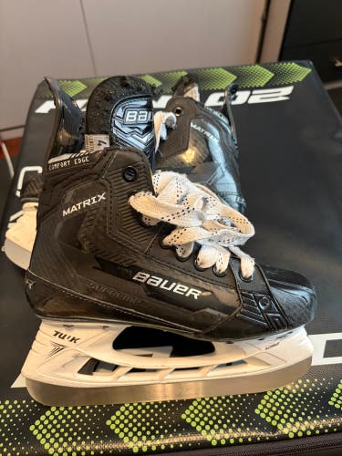 Bauer Supreme Matrix Hockey Skates — Intermediate Size 4 Fit 2 - used - black