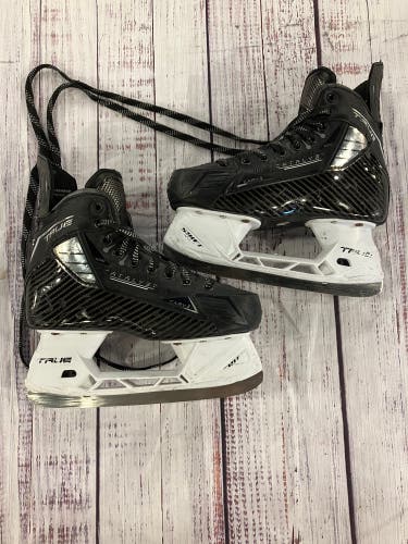 Intermediate True Catalyst ARC (SMU) Hockey Skates Regular Width Size 4 (Used)