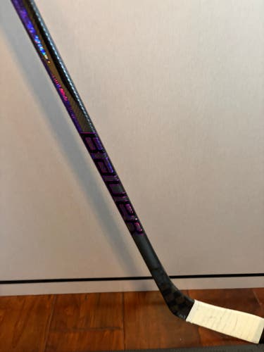 Bauer Vapor Twitch Hockey Stick — Youth 30 Flex — P28 Curve - purple and black