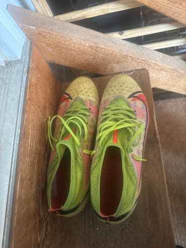 Yellow Men's Size M 10.5 (W 11.5) Nike Cleats (Used)