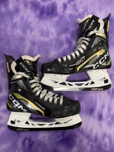 Senior CCM AS-V Pro Hockey Skates 8.5 (Used)