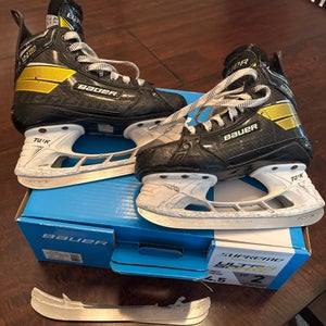 Bauer Supreme Ultrasonic Hockey Skates Regular Width Size 4.5 (Used)