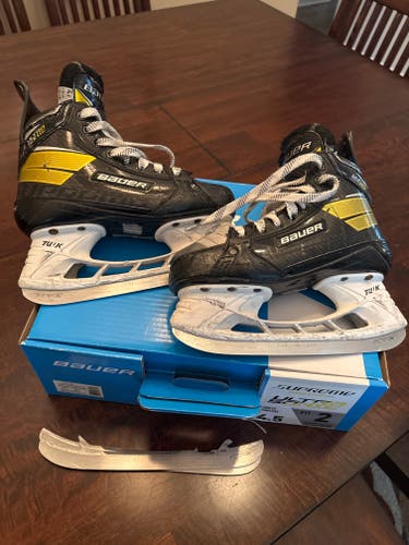 Bauer Supreme Ultrasonic Hockey Skates Regular Width Size 4.5 (Used)