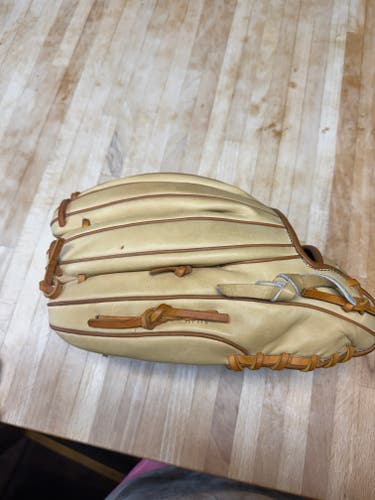 2025 Wilson RH Infield A2000 EL3 Baseball Glove 11.75" (Used)
