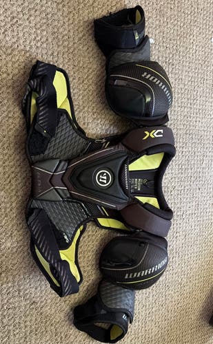 Men's Medium Senior Warrior Alpha DX Shoulder Pads