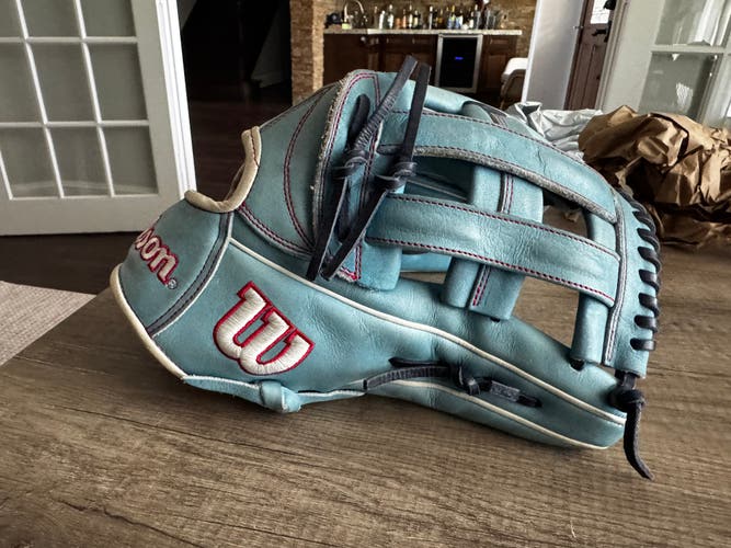 Wilson A2000 RH Outfield Baseball Glove 12.75" (Used)