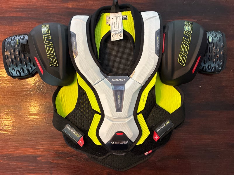 Medium Junior Bauer Vapor Hyperlite Shoulder Pads (Used)
