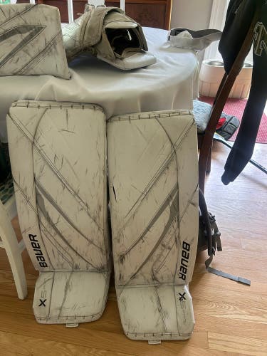 33" 2023 Bauer Vapor X5 Pro Goalie Leg Pads (Used)