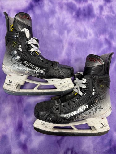 Intermediate Bauer Vapor Hyperlite 2 Hockey Skates 6.5 (Used)