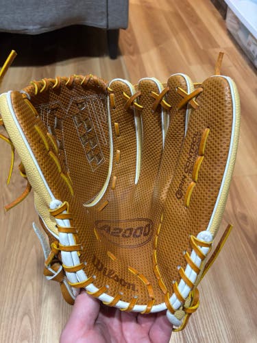 Wilson A2000 RH Pitcher's Softball Glove 12.5" (Used)
