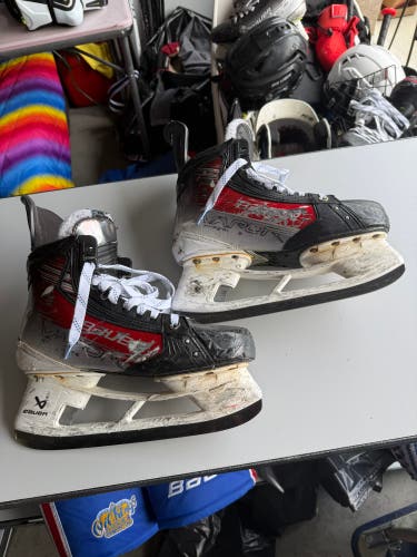 Red 2023 Bauer Vapor Hyperlite 2 Hockey Skates Regular Width 8.5 (Used)