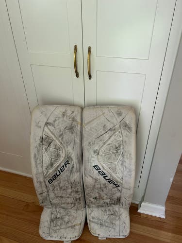 Large 2017 Bauer Vapor X900 (2017 Model) Goalie Leg Pads (Used)