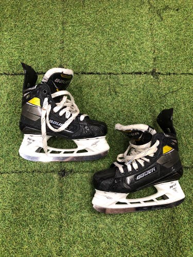 Junior Bauer Supreme 3S Pro Hockey Skates Regular Width Size 3 (Used)