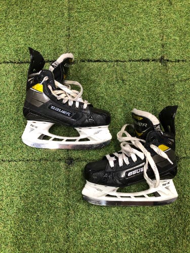 Junior Bauer Supreme 3S Pro Hockey Skates Regular Width Size 3 (Used)