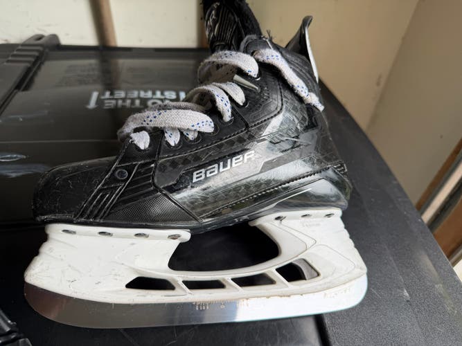 2022 Bauer Supreme Mach Hockey Skates Regular Width Size 5 (Used)
