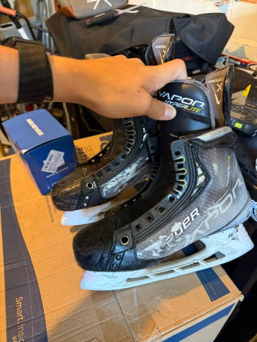 Black/Gray 2021 Bauer Vapor Hyperlite Hockey Skates Regular Width Pro Stock Size 5.5 (Used)