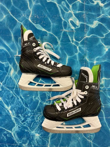 Junior Bauer XLS Hockey Skates Size 1 (Used)
