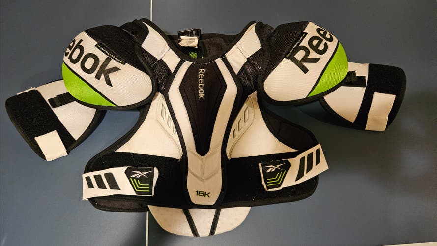 Men's Medium Senior Reebok 16K Shoulder Pads (Used)