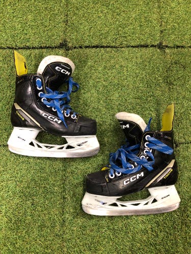 Junior CCM AS-560 Hockey Skates Regular Width Size 2 (Used)