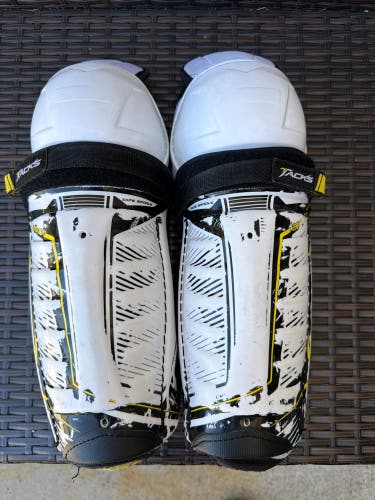 Junior CCM Tacks 9060 11" Shin Pads (Used)