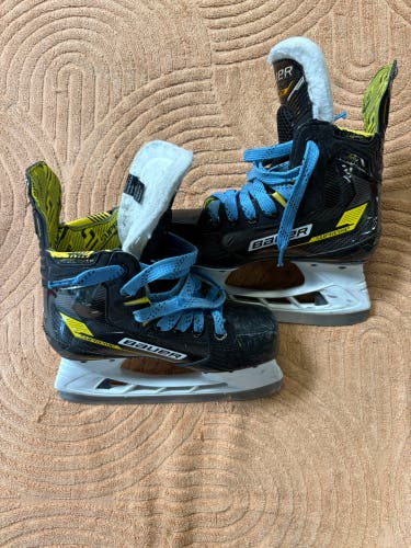 Junior Bauer Supreme M4 Hockey Skates Regular Width Size 2 (Used)