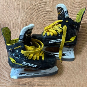 Junior Bauer Supreme M4 Hockey Skates Regular Width Size 3 (Used)