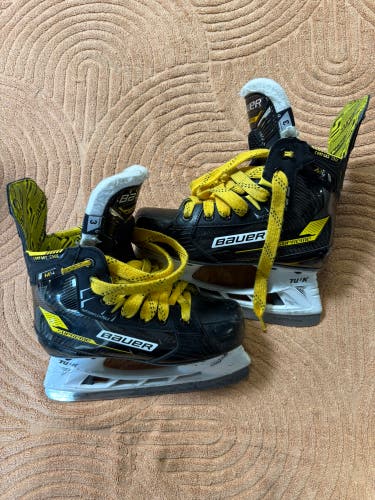 Junior Bauer Supreme M4 Hockey Skates Regular Width Size 3 (Used)