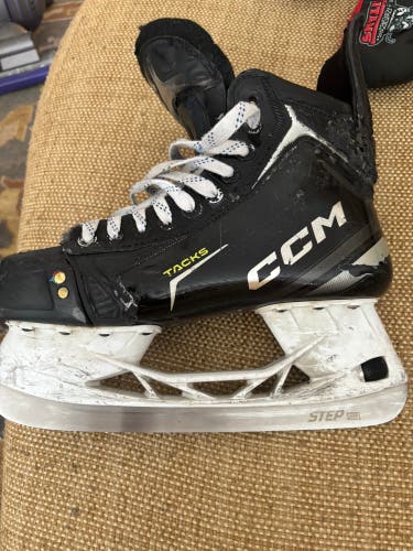 2024 CCM Tacks XF 90 Hockey Skates Regular Width 7.5 (Used)  Boot Used, blades like new