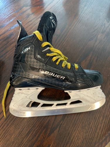2022 Bauer Supreme Mach Hockey Skates Regular Width Size 5 (Used)