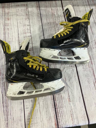 Intermediate Bauer Supreme M4 Hockey Skates Size 5.5 Fit 3 (Used)