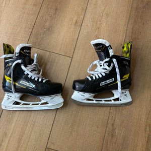 2022 Bauer Supreme M3 Hockey Skates Regular Width Size 5 (New)