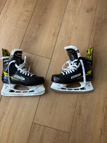 2022 Bauer Supreme M3 Hockey Skates Regular Width Size 5 (New)