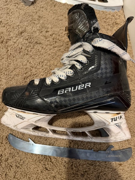 2022 Bauer Supreme Mach Hockey Skates 8.5 (Used)