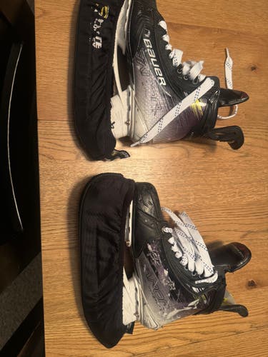 Bauer Vapor Hyperlite 2 Hockey Skates Regular Width Size 5.5 (Used)