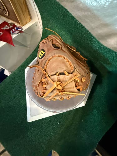 Wilson A2000 2403 RH Catcher's Baseball Glove 33" (Used)