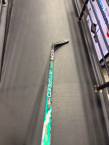 Intermediate CCM JetSpeed FTW Hockey Stick Right Handed P29 60 Flex (Used)