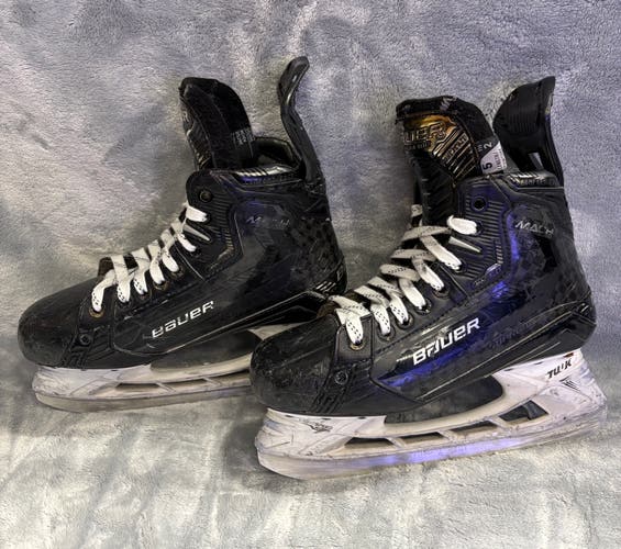Intermediate Bauer Supreme Mach Hockey Skates Size 5 (Used)