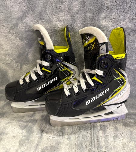 Youth Bauer Vapor Fly40 Hockey Skates Regular Width 9 (Used)