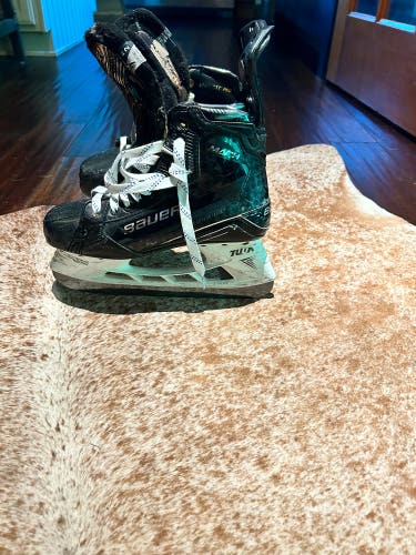 Black 2022 Bauer Supreme Mach Hockey Skates 7 (Used)