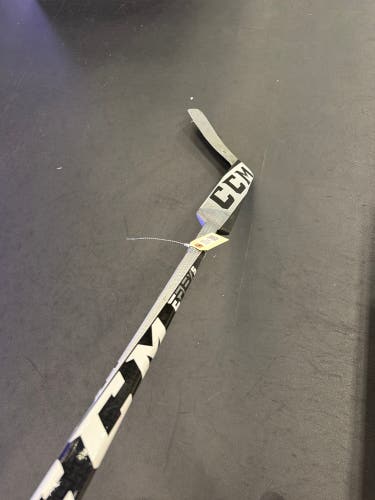Senior CCM Extreme Flex 5 Pro Goalie Stick Regular 25" Paddle (Used)