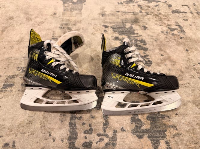 2023 Bauer Vapor X4 Youth Hockey Skates - Size 13.5 (Used)