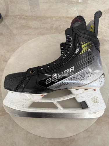 Black/White 2023 Bauer Vapor Hyperlite 2 Hockey Skates Regular Width 8 (Used)