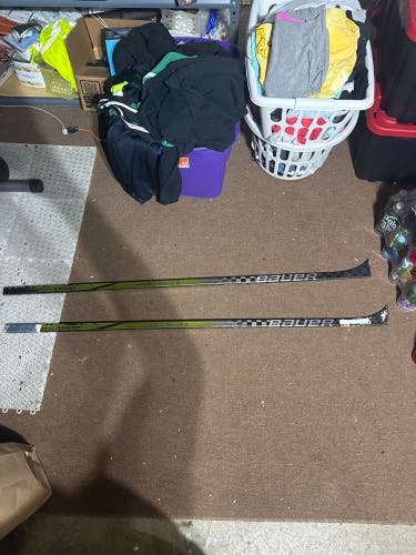 BROKEN Michigan Senior Bauer Vapor Hyperlite 2 Left Hand Hockey Stick P28 77 Flex Pro Stock (Used)