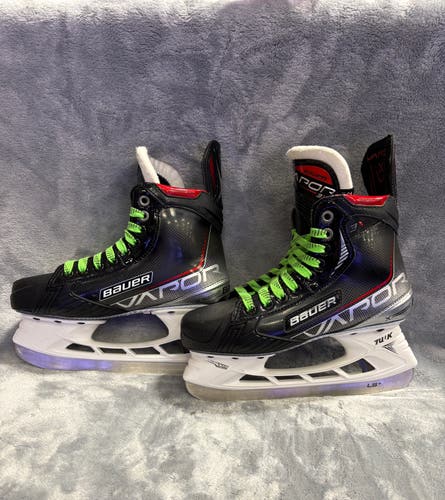 Intermediate Bauer Vapor 3X Hockey Skates Size 4.5 (Used)
